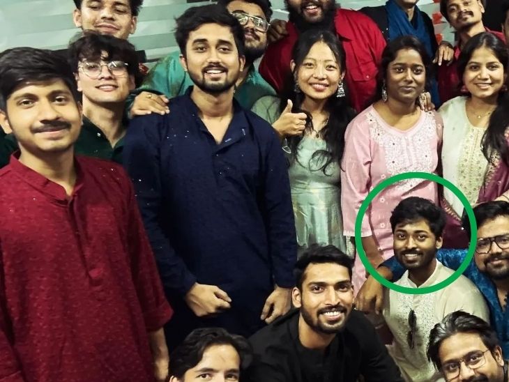 यह तस्वीर अक्टूबर 2025 की है। दीवाली के जश्न के दौरान हेड हॉपर्स की टीम के सदस्य ऑफिस में मौजूद थे। हरे घेरे में क्रीम रंग की शेरवानी पहनकर बैठे व्यक्ति जयंत हैं।