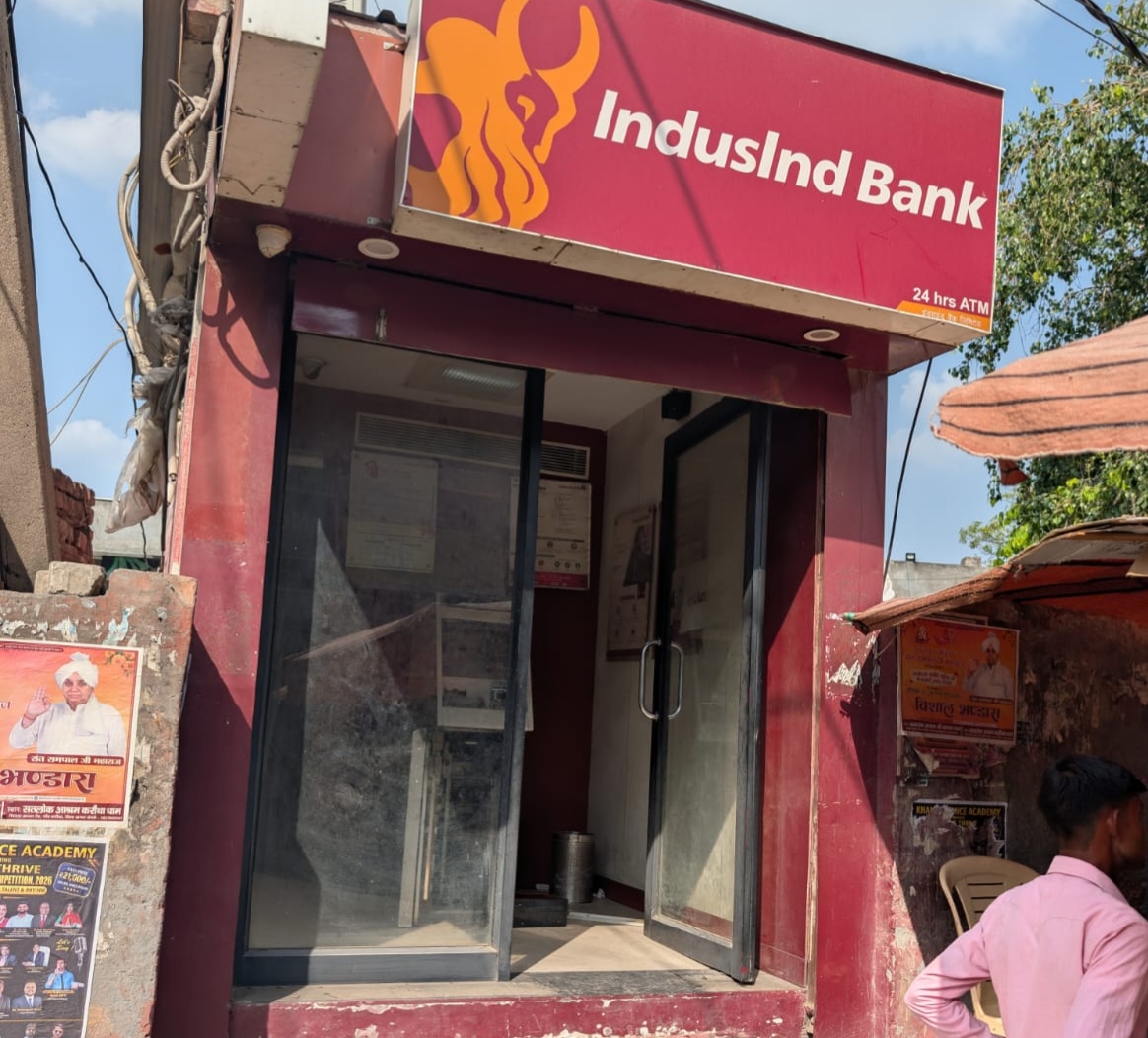बस स्टैंड़ के बाहर बना हुआ एटीएम