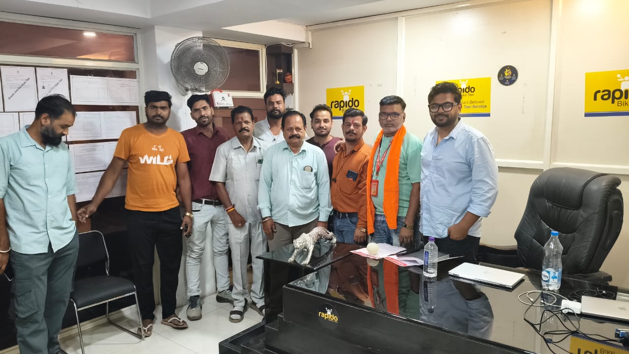 रैपिडो के कार्यालय में संघ पदाधिकारी।
