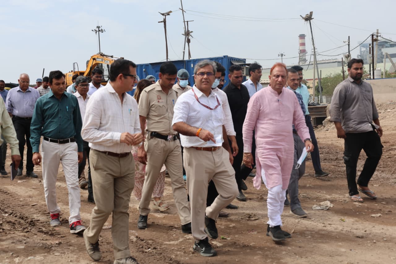 ओखला लैंडफिल साइट का निरीक्षण करने पहुंचे आयुक्त और मेयर।