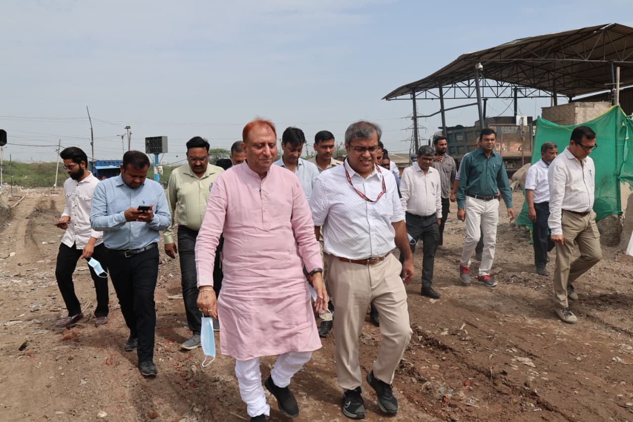 ओखला लैंडफिल साइट का निरीक्षण करने पहुंचे आयुक्त और मेयर।