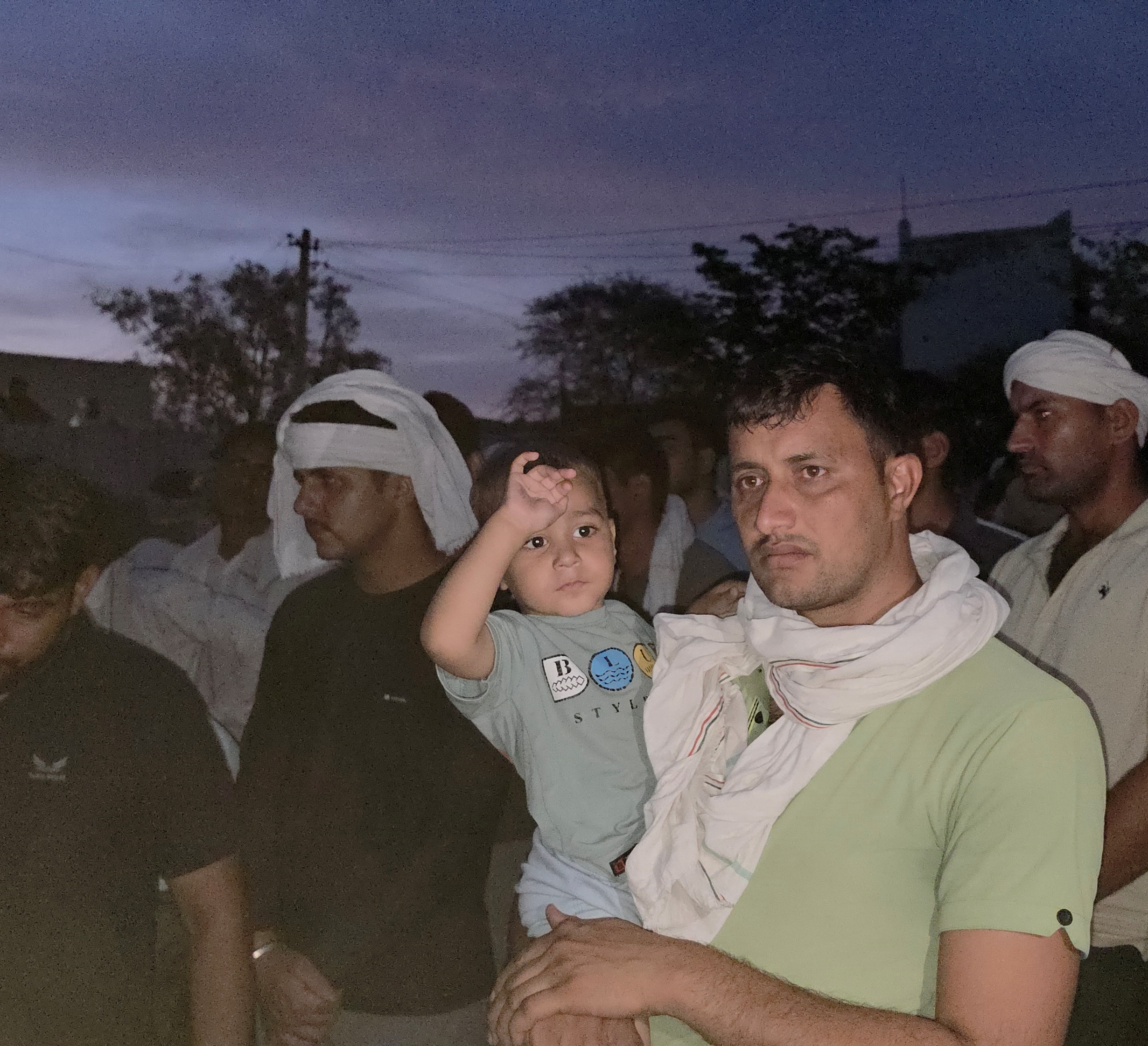 जवान के 18 महीनेक के बेटे अक्षित महला ने मुखाग्नि दी। इस दौरान सभी गांव वालों की आंखें नम हो गई।