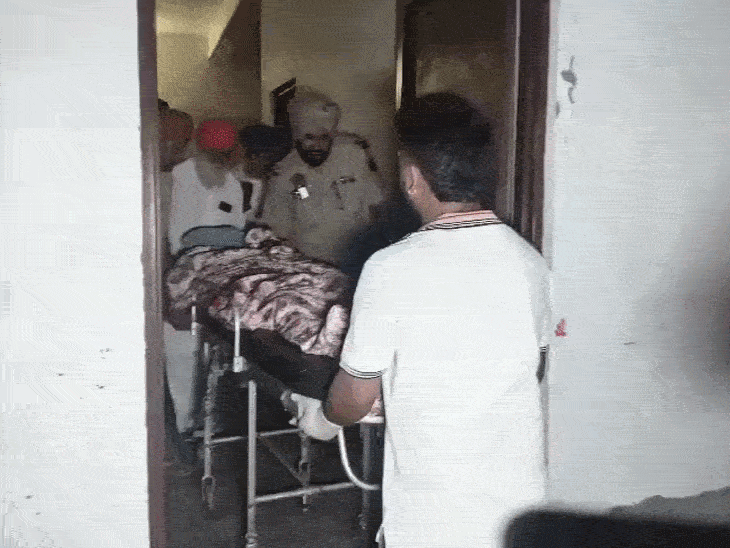 हरजीत कौर की लाश ले जाती पुलिस।