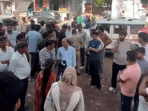 अलवर के नयाबास सर्किल पर काेचिंग सील करते समय युवाओं की भीड़। - Dainik Bhaskar