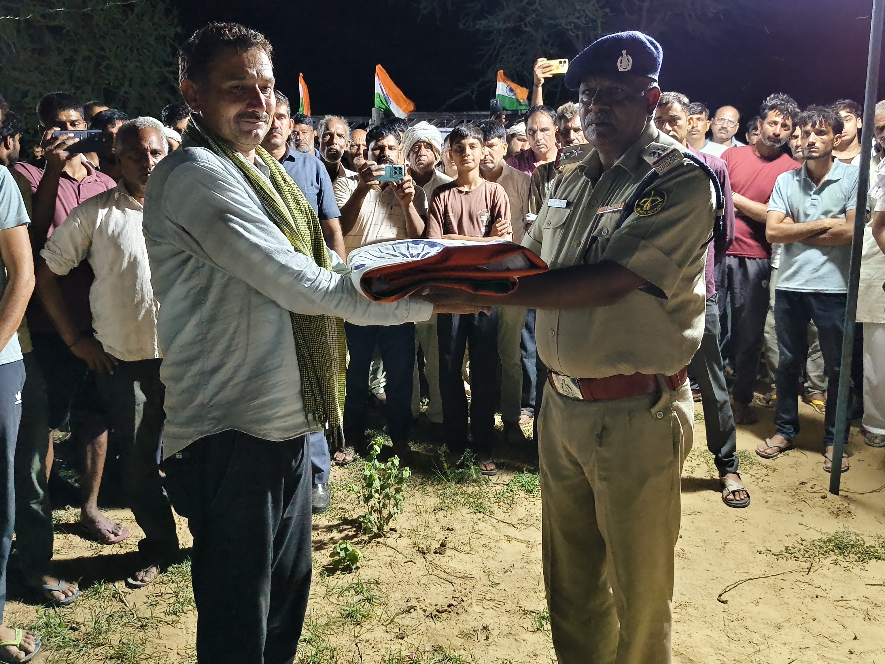 परिवार को तिरंगा सौंपा गया।