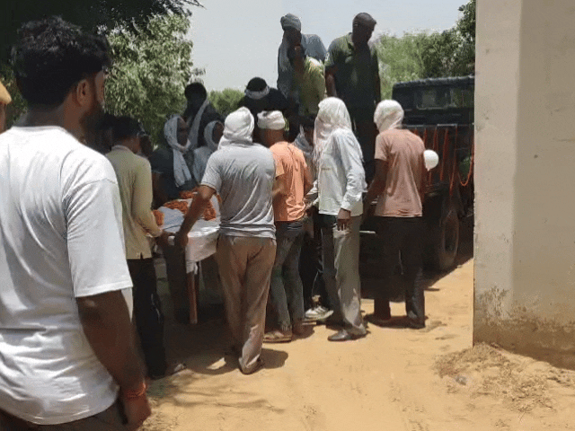 कांस्टेबल विकास झाझरिया का पार्थिव शरीर उनके गांव लाया गया तो गांव में शोक की लहर दौड़ पड़ी।