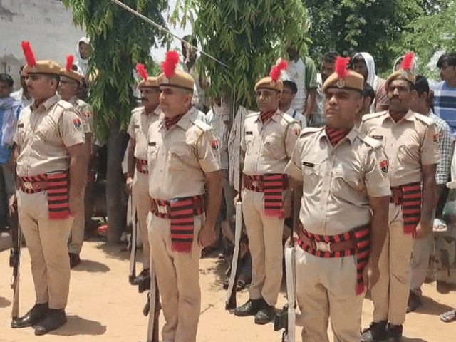 कांस्टेबल विकास को गार्ड ऑफ ऑनर दिया।