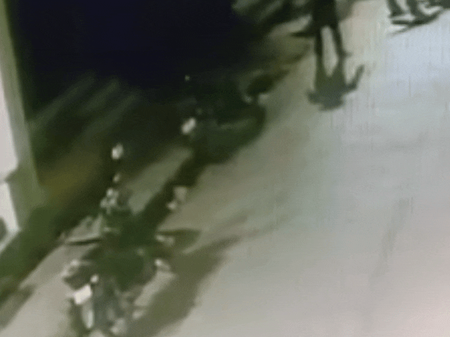 वकील को पीटते हुए बदमाश
