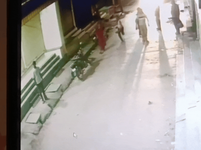 बदमाशों ने वकील को गाड़ी में डालने की कोशिश की लेकिन किसी तरह वह छूट गया और पत्थर लेकर गाड़ी का पीछा किया मौके पर लोगों की भीड़ जमा होगी