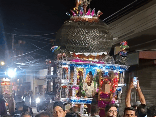 कत्ल की रात पर ताजियों को इमामबाड़ों से बाहर लाया गया।