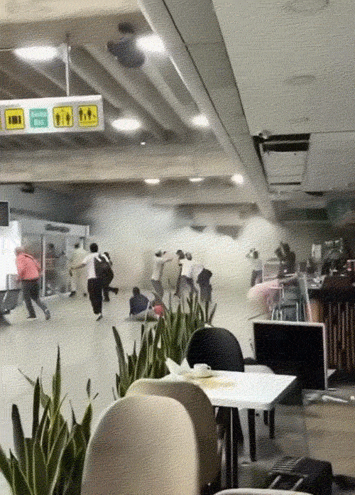 वेनेजुएला की राजधानी कराकस के एयरपोर्ट की छत का हिस्सा गिरने से लोगों में भगदड़ मच गई।