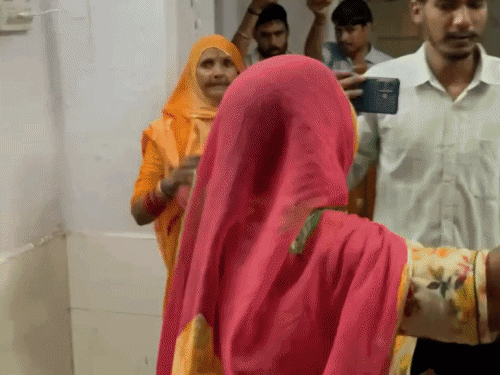 आक्रोशित महिलाएं एसडीएम के चेंबर तक पहुंच गईं।