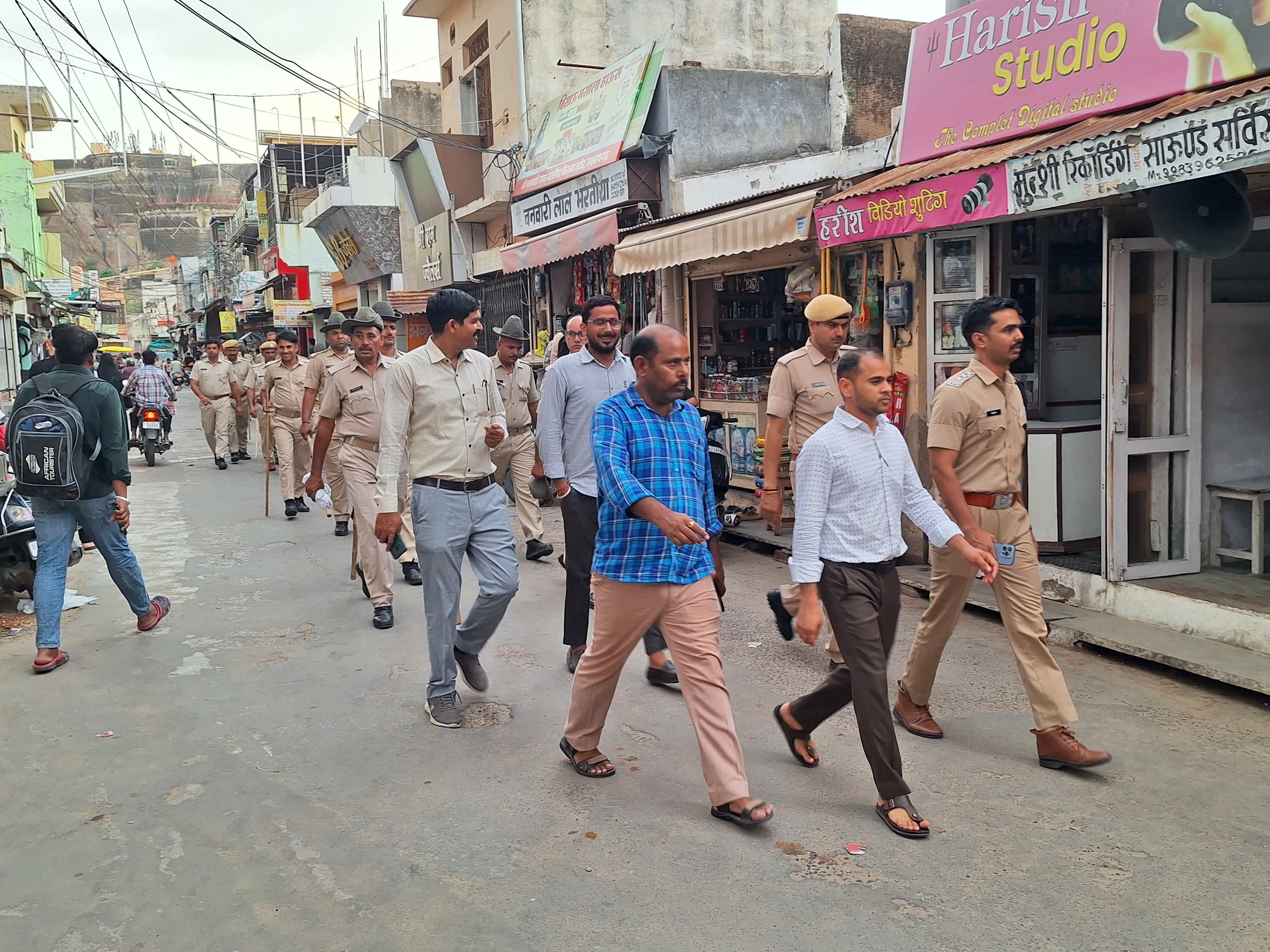 फ्लैग मार्च में नगरपालिका अधिशाषी अधिकारी नवनीत कुमार और बिजली विभाग के एईएन अमित राणा भी मौजूद रहे।