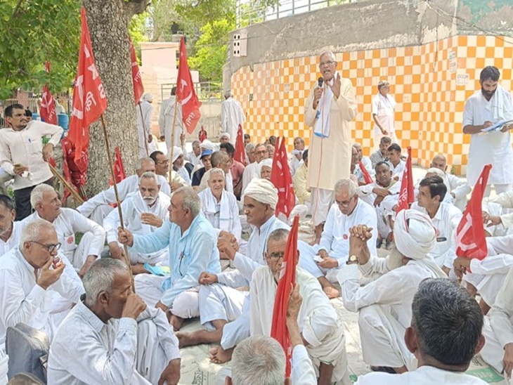 भिवानी के नेहरू पार्क में महापंचायत करते हुए AIKS