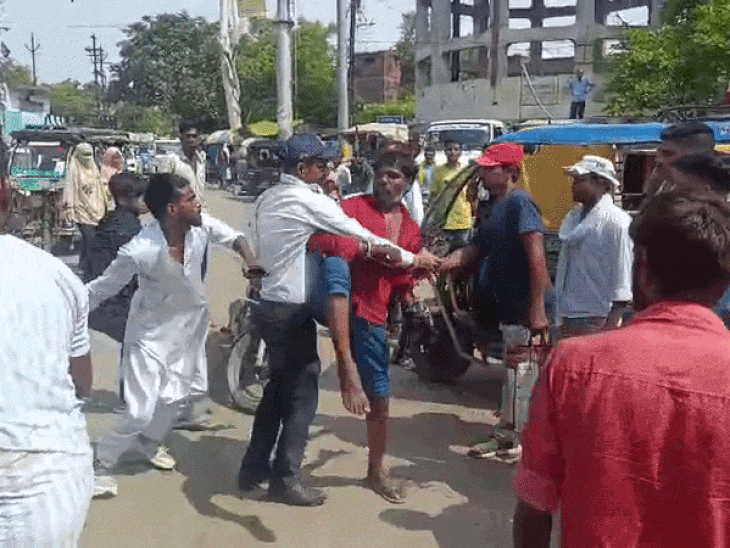 ट्रैफिक पुलिस कांस्टेबल बीच बचाव करने आया तो इस दौरान उसे भी चांटा लगा। - Dainik Bhaskar