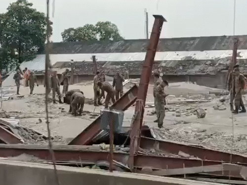 एनडीआरएफ के साथ आर्मी की टीमें भी रेस्क्यू में लगी हुई हैं।