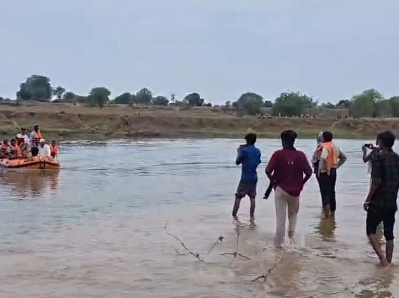 सीधी में सोन नदी में नहाने उतरे दो युवक लापता हो गए हैं। - Dainik Bhaskar
