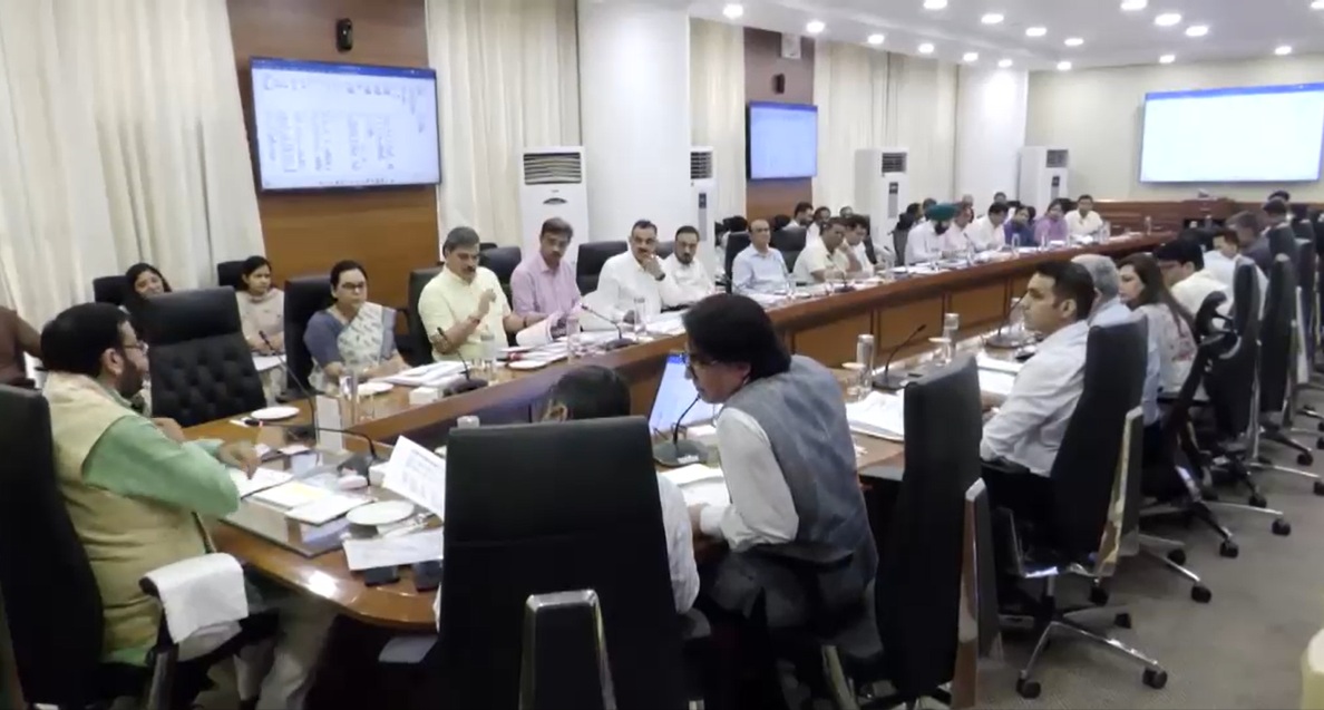 बैठक में अधिकारियों के साथ चर्चा करते सीएम नायब सैनी।