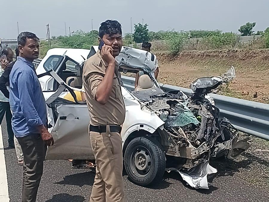 मौके पर जांच करती पुलिस