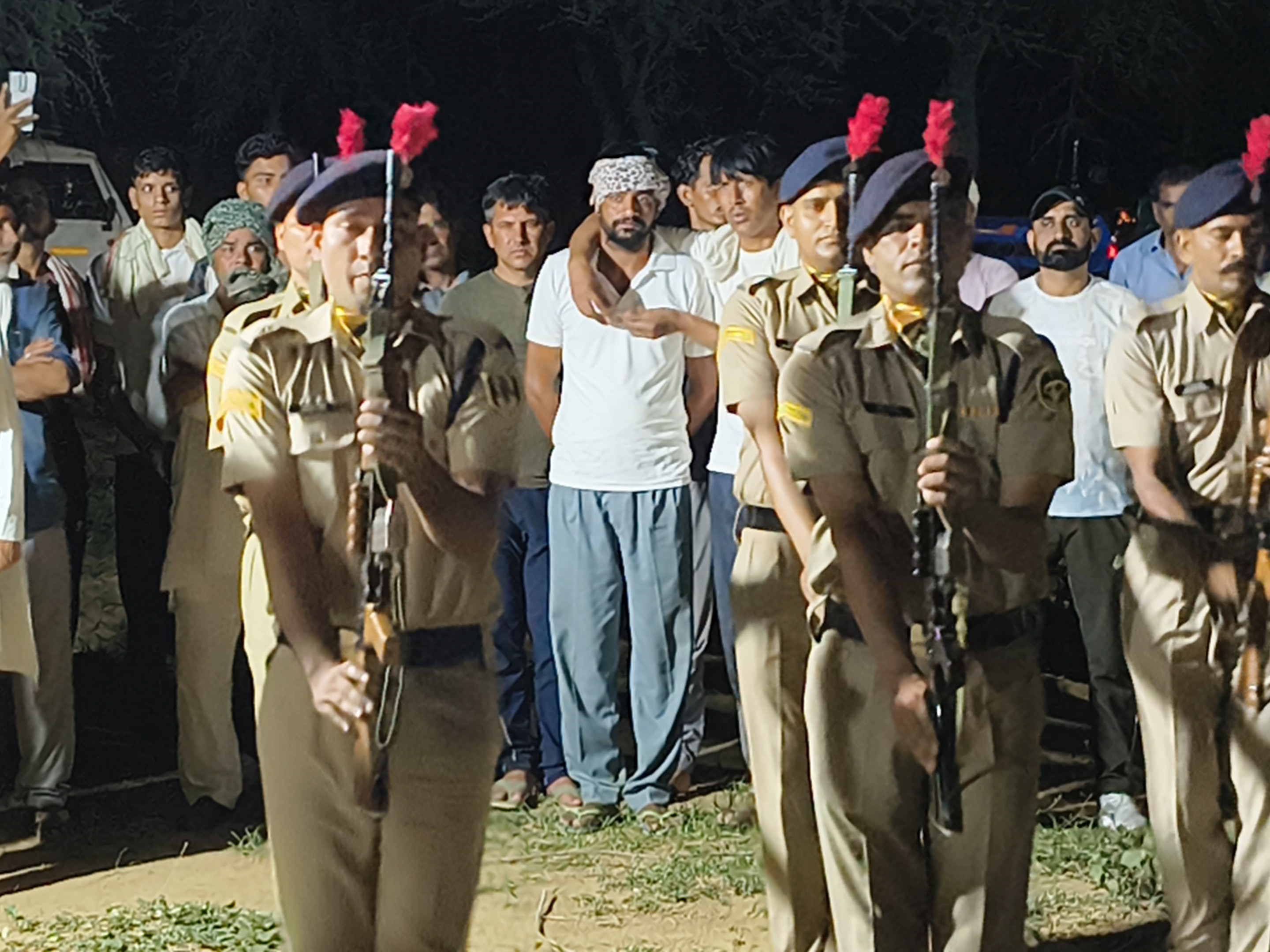 पुलिस जवानों ने आखिरी सलामी दी।