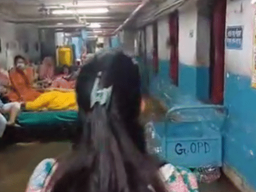 कोलकाता के SSKM अस्पताल के अंदर मरीजों के वार्ड तक पानी घुस गया।