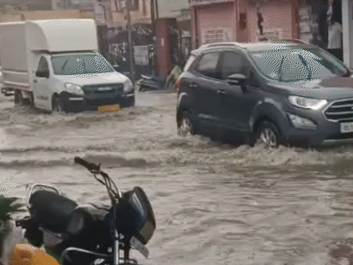 जयपुर में तेज बारिश से सड़कें डूब गईं। दुकानों में भी पानी घुस गया।