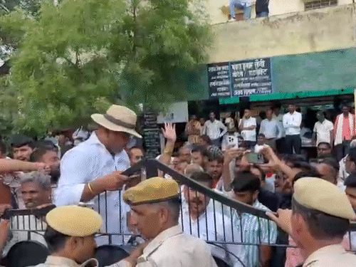 एसडीएम ऑफिस के गेट पर चढ़कर ग्रामीणों ने नारेबाजी की।