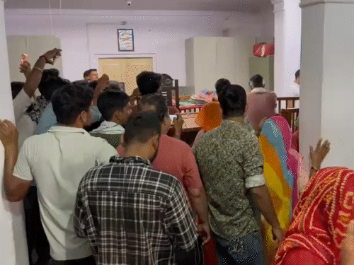 चेंबर में महिलाओं ने जमकर नारेबाजी की।