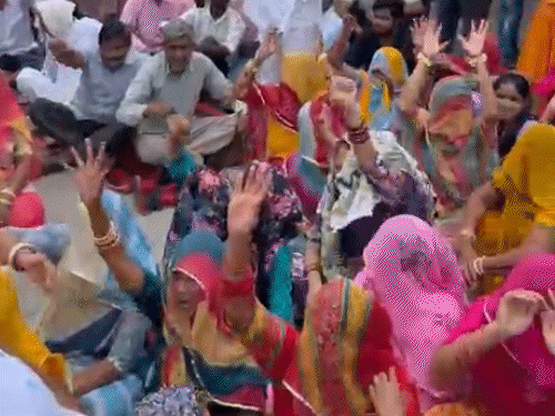 नीमकाथाना-कोटपूतली रोड़ पर ग्रामीणों ने घरना लगा दिया।