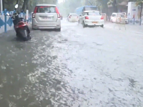 कोलकाता में तेज बारिश से सड़कों पर पानी भर गया।