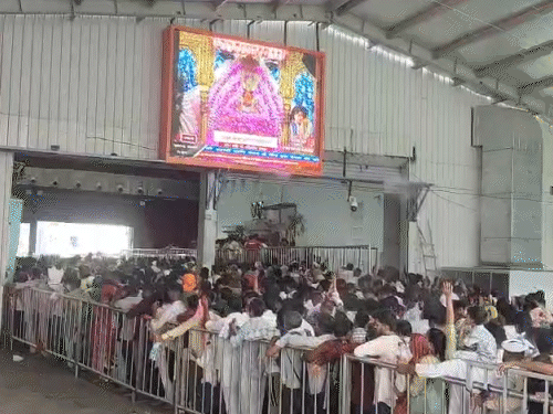 सुबह से ही मेले में लाखों की भीड़ है। मेले को लेकर प्रशासन ने सुरक्षा व्यवस्था के पुख्ता इंतजाम किए गए हैं।