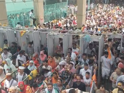 खाटू में आज से 2 दिवसीय मेले के चलते लाखों की भीड़ है।