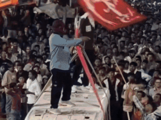क्रेन से लटकी कार के परखच्चे उड़ गए