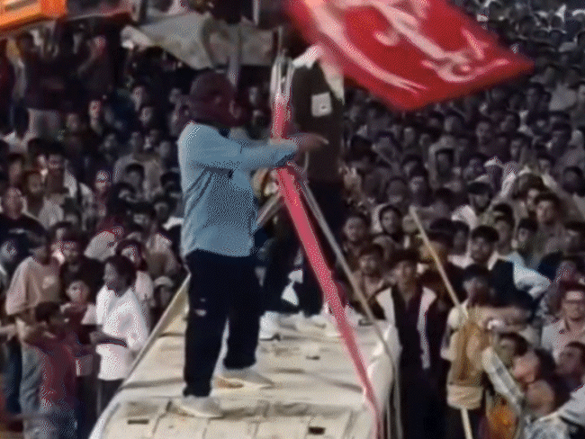 वैन को क्रेन से लटकाया गया। दो युवक खड़े होकर लाल झंडे लहराते रहे। इसके बाद वैन को विस्फोट कर उड़ा दिया गया। - Dainik Bhaskar