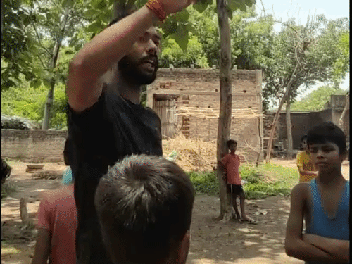 राजू ने हमें बताया कि एनकाउंटर से पहले गांव के ज्यादातर घरों में पुलिस वाले थे।
