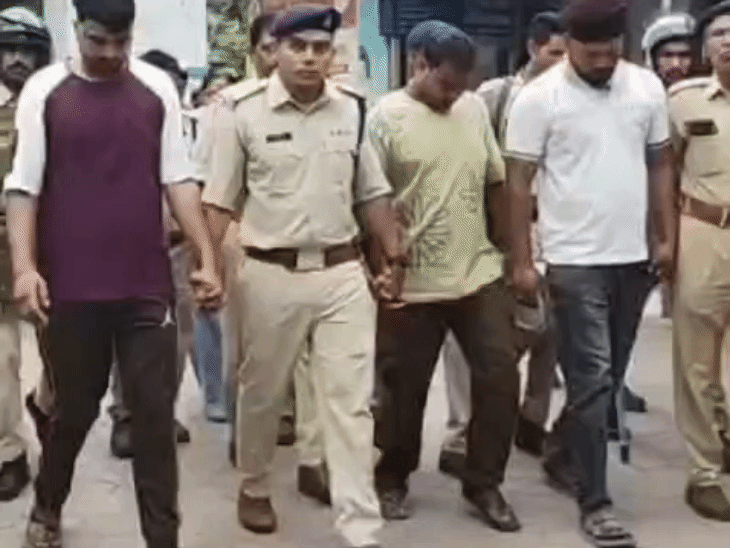पुलिस ने आरोपी जाहिद, शोएब और तपसील को गिरफ्तार कर जुलूस निकाला।