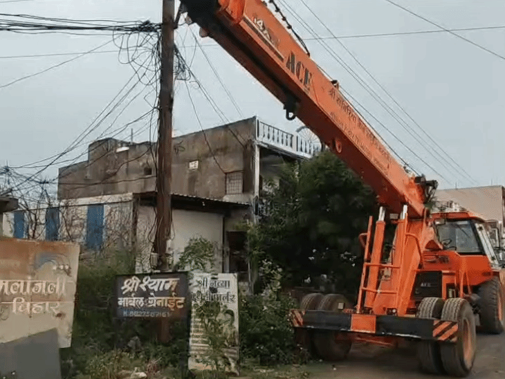 इस क्रेन से मैजिक को हवा में लटका दिया गया।