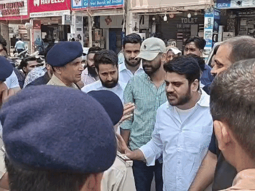 पुलिस और कार्यकर्ताओं के बीच तीखी बहस।