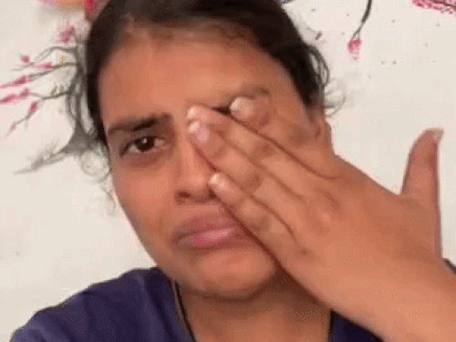 कमेंट करने वाली सिम्मी का भी रोते हुए का एक वीडियो सामने आया है और डांसर कलाकारों का दर्द जाहिर करते-करते भावुक हो गई