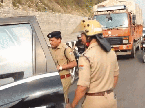बॉर्डर पर गाड़ियों की चेकिंग करती हुई पुलिस।