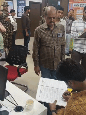 गोमती नगर के विराज खंड में विद्या मंदिर कोचिंग को सील कर दिया गया।