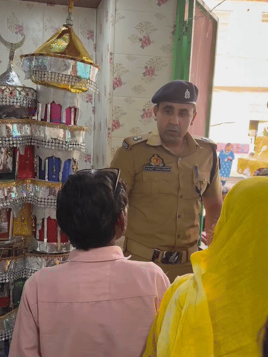 अनुज चौधरी ने लोगों से बात कर उन्हें ताजिए को लेकर तय किए गए मानक की जानकारी दी। कहा- उल्लंघन करने पर कार्रवाई होगी।