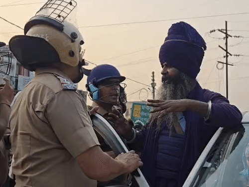पांवटा साहिब में पुलिस अधिकारियों से बातचीत करता निहंग।