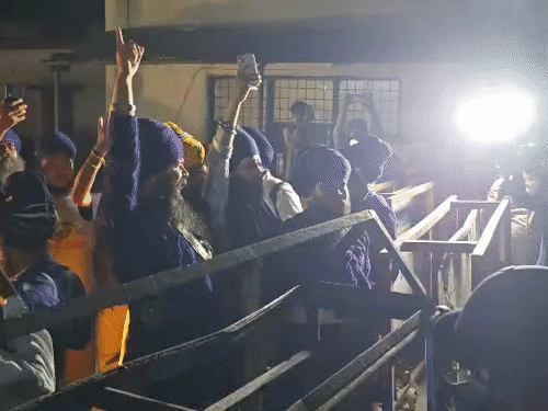 कुल्हाल चेक पोस्ट पर निहंगों को रोकती पुलिस।