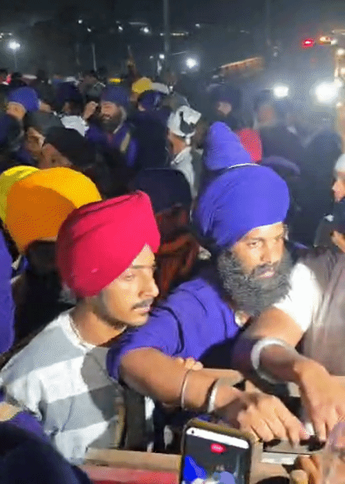 कुल्हाल चेक पोस्ट पर हंगामा करते निहंग।