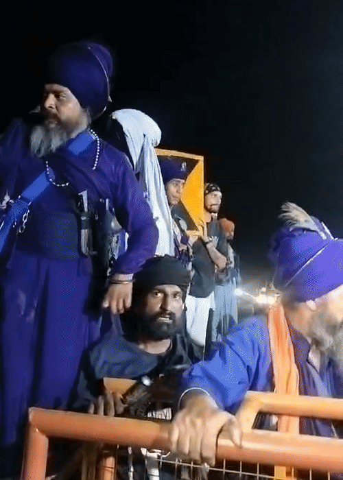 बैरिकेडिंग तोड़कर देहरादून के प्रेमनगर पहुंचे निहंग।