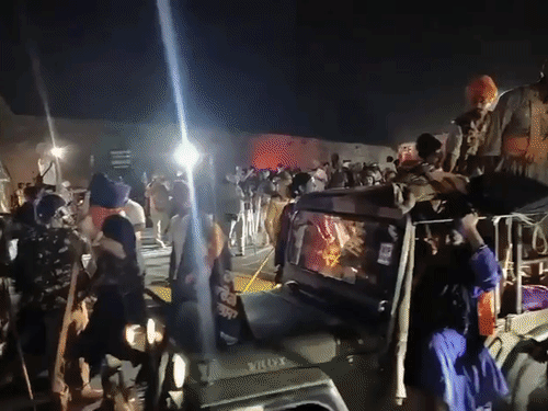 चौपहिया वाहन से पुलिस बैरिकेडिंग तोड़कर आगे बढ़े निहंग।