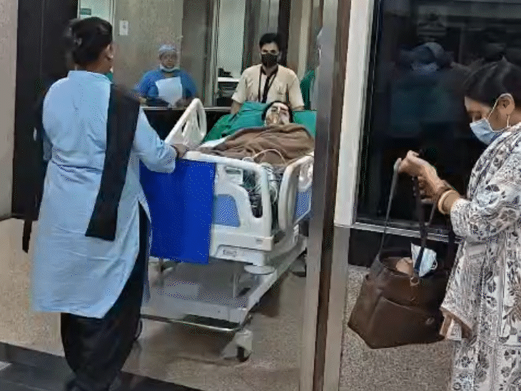 जिनी को अस्पताल के आईसीयू में भर्ती कराया गया है। उनकी अभी भी 3 सर्जरी बाकी हैं.