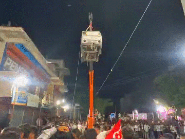 वैन करीब 40 फीट की ऊंचाई पर क्रेन पर ऐसे लटकी हुई थी.