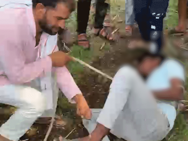 ग्रामीणों ने आरोपी को रस्सी से बांध दिया. उन्होंने उसके साथ मारपीट भी की.